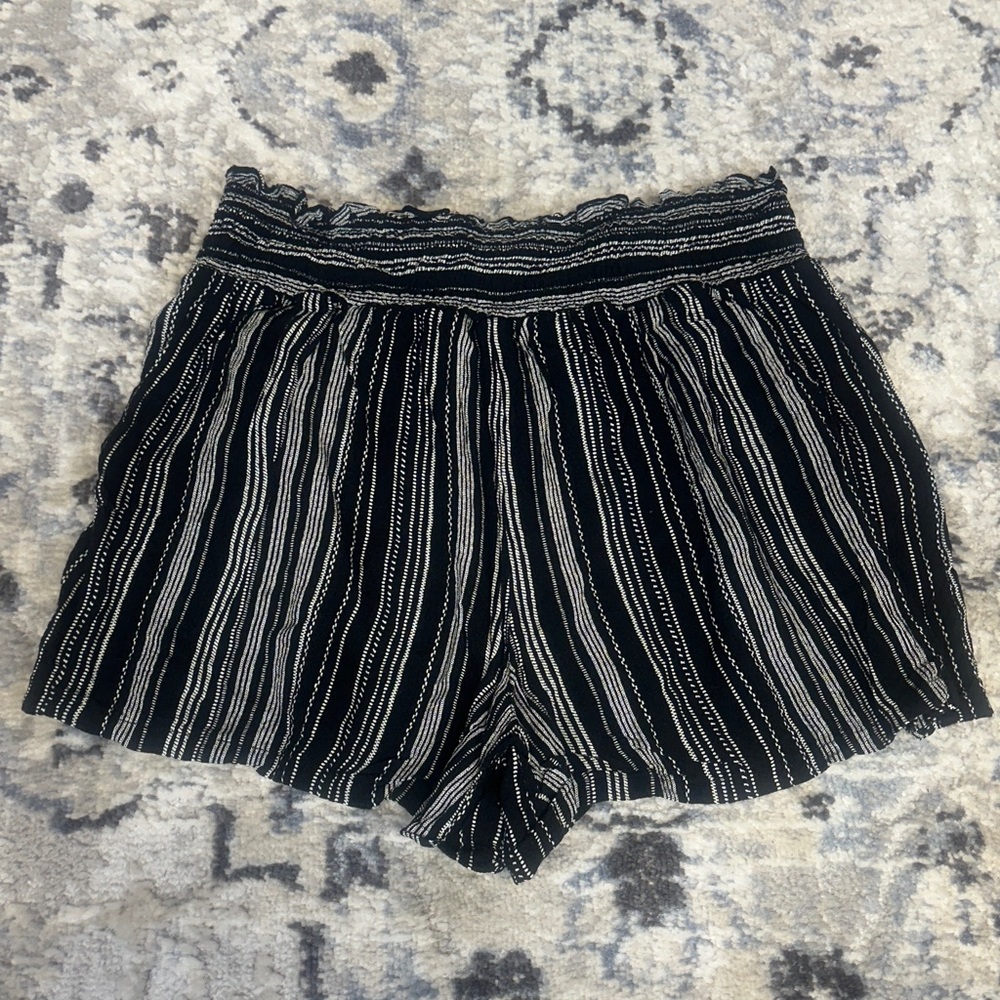 Kingston Grey Women’s Black Striped Smocked Waist Shorts Size Large - Picture 4 of 4